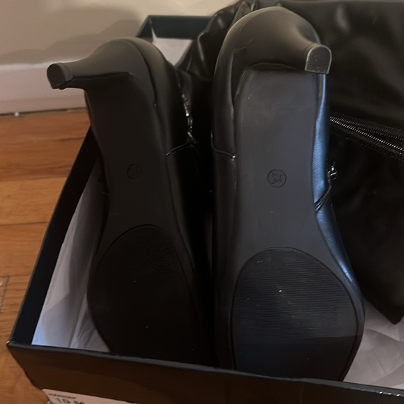 Karen Scott Hanna tall boots with approx 2@ heel & chain embell - Picture 4 of 4